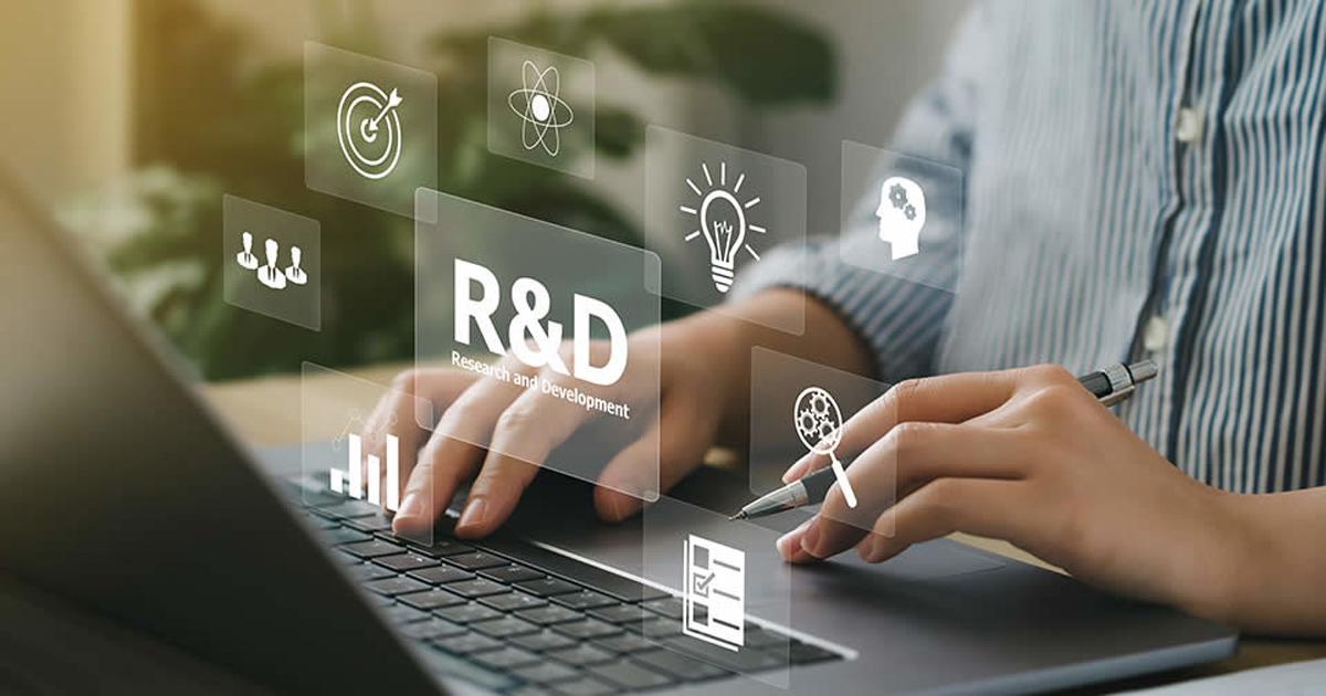 Chuyên gia địa kỹ thuật đang phân tích mẫu đất, một công việc đòi hỏi sự tỉ mỉ và kiến thức chuyên sâu để đảm bảo an toàn cho dự án